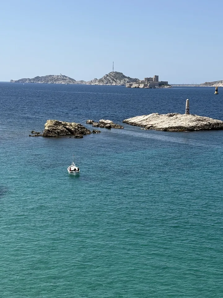 La mer depuis la Corniche Kennedy à Marseille, les îles du Frioul et le château d'If au loin